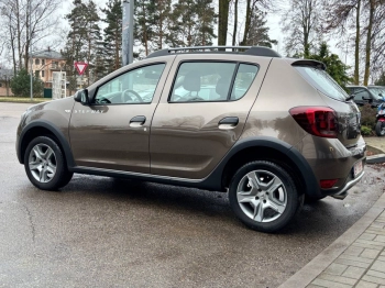 Car image 12