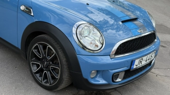 Car image 14
