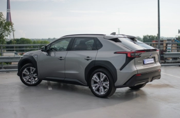 Car image 4