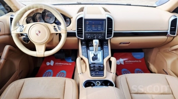 Car image 26