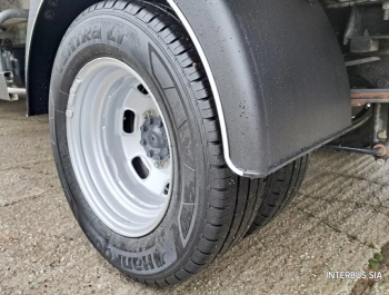 Car image 33