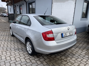 Car image 17