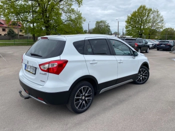 Car image 4